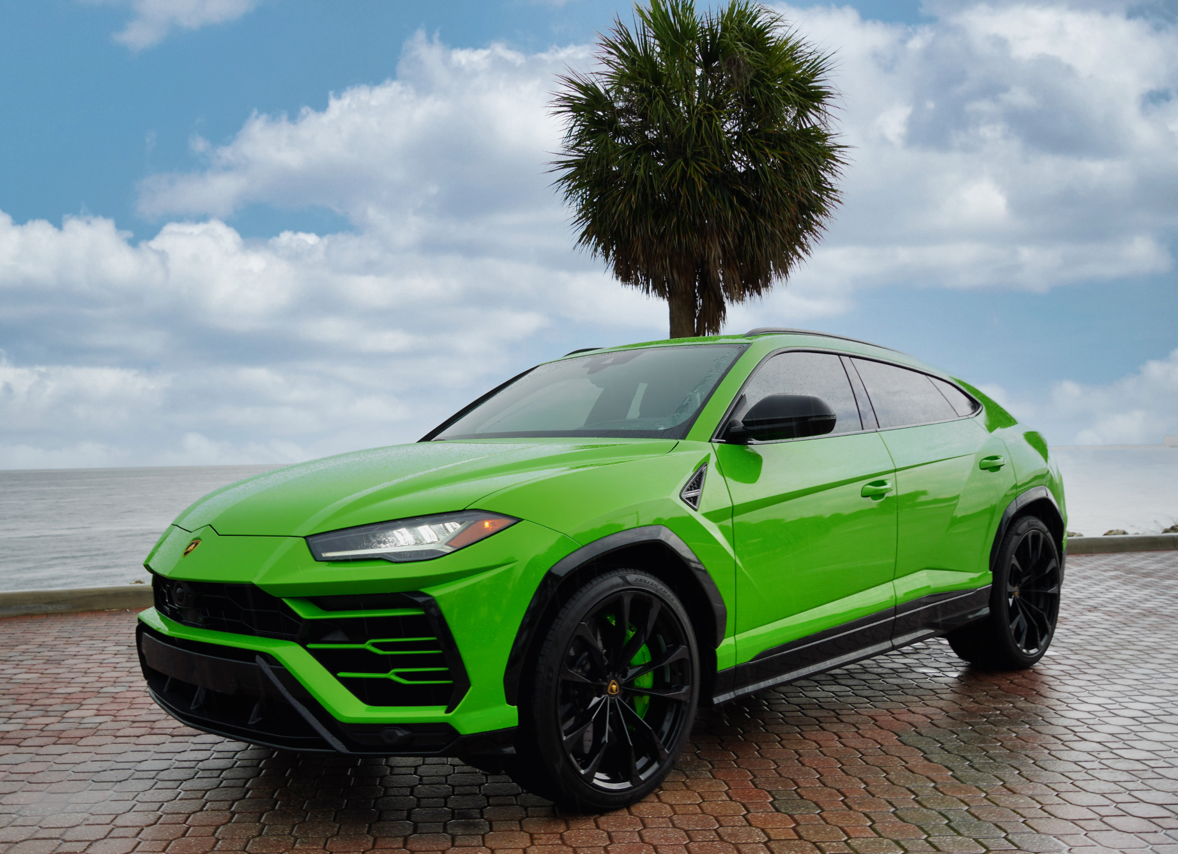 2022 LAMBORGHINI URUS - NEON GREEN