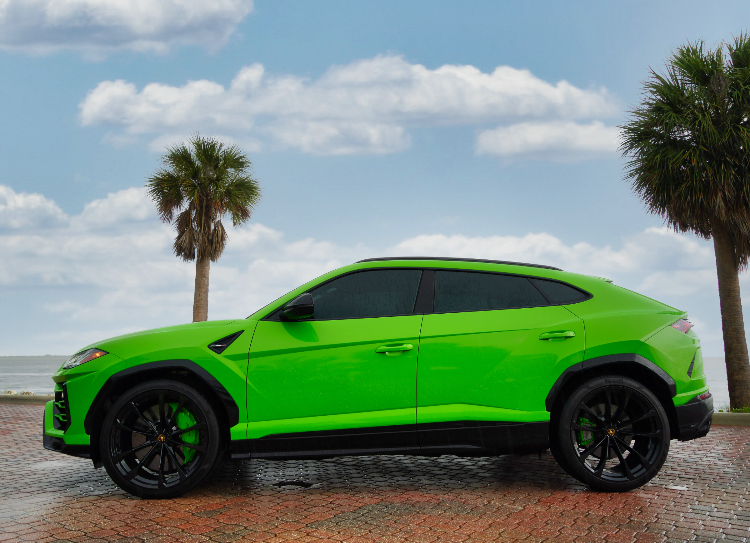 2022 LAMBORGHINI URUS - NEON GREEN