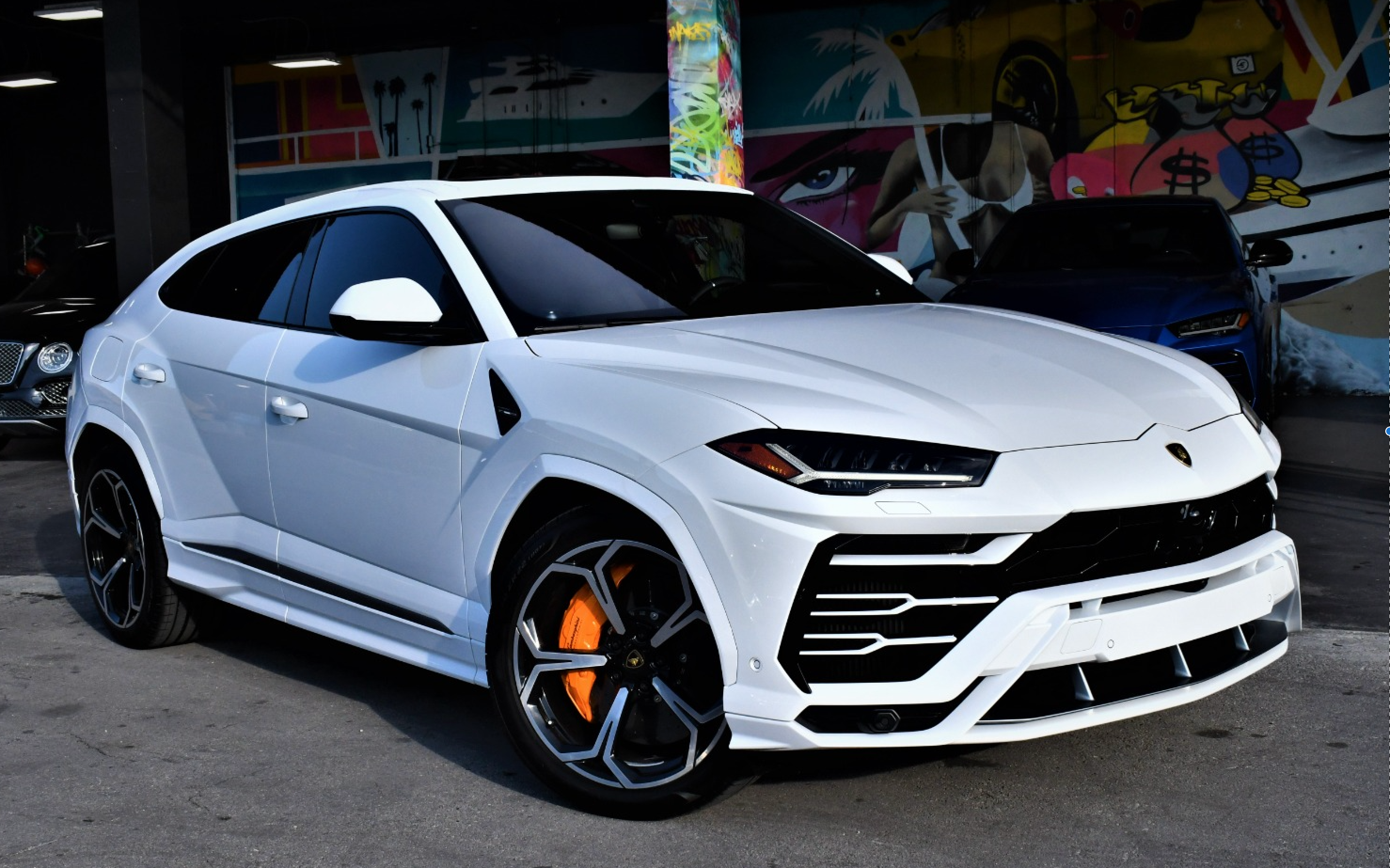 2022 White Lamborghini Urus