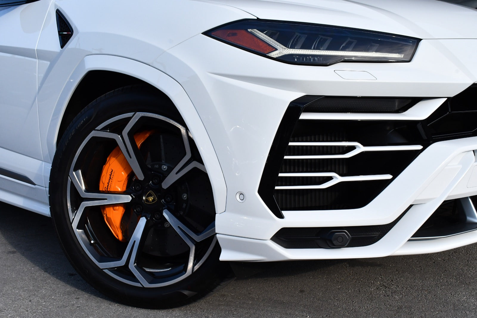 2022 White Lamborghini Urus