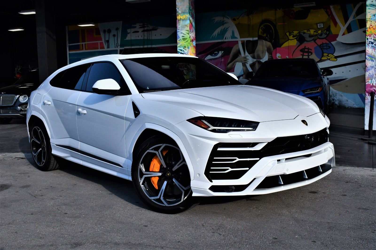 2022 White Lamborghini Urus