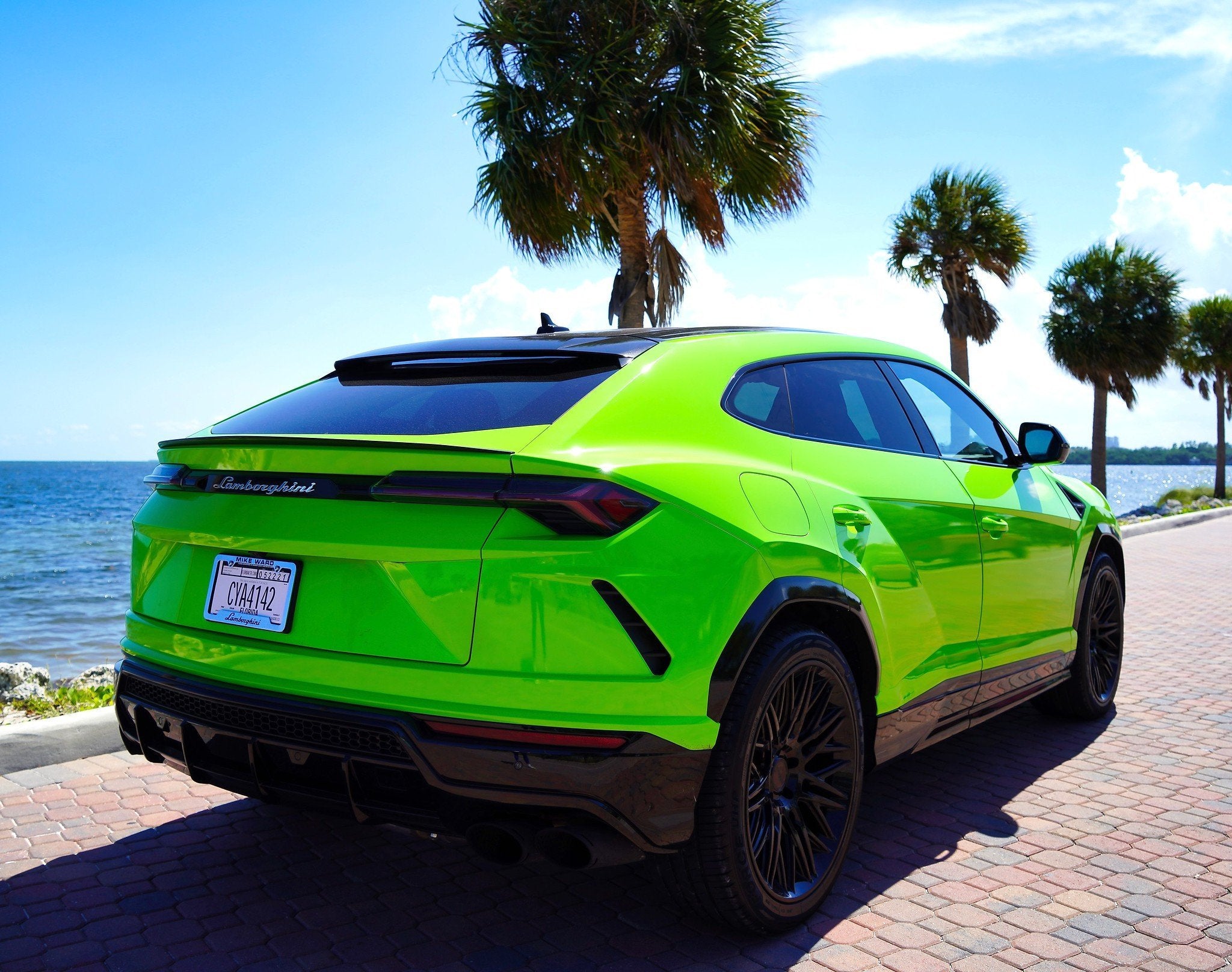 2022 LAMBORGHINI URUS - NEON GREEN